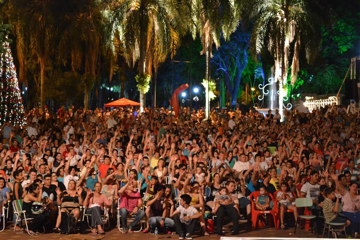 Público lota mais uma vez Praça Pinheiro Machado